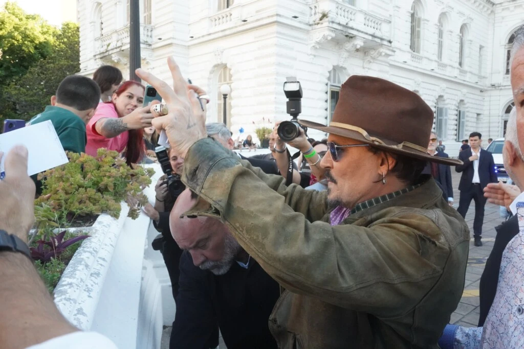 Johnny Depp saludando a fans.