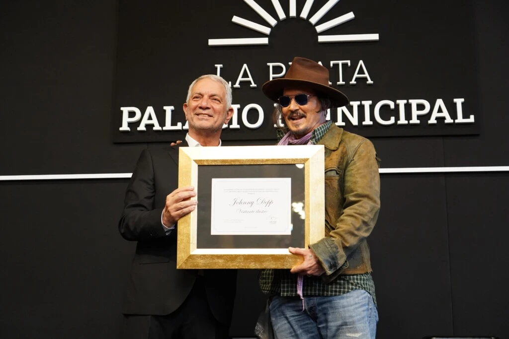 Johnny Depp junto a Julio Alak recibiendo su distinción como Visitante Ilustre.