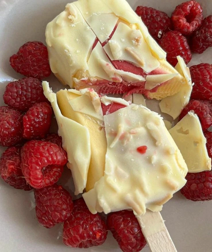 Helado de chocolate blanco y frutos rojos. Foto: Pinterest