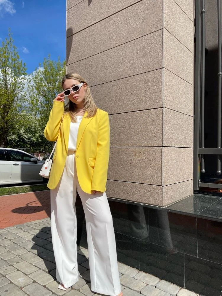 Un look de oficina y vanguardista.