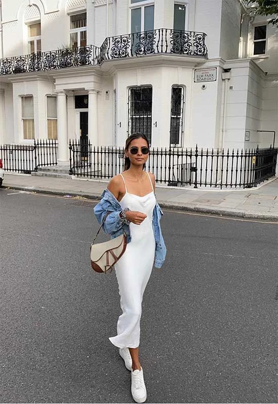 Vestido midi y zapatillas es una combinació cómoda y cool.