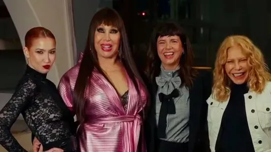 Moria Casán junto a las tres actrices que la interpretarán en diferentes etapas de su vida.