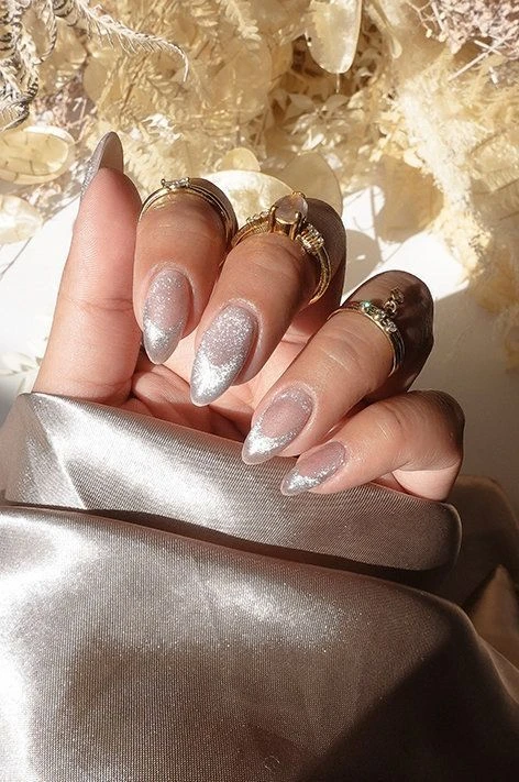 Hailey Bieber impone las glazed donut cat eye nails como la manicura de las fiestas