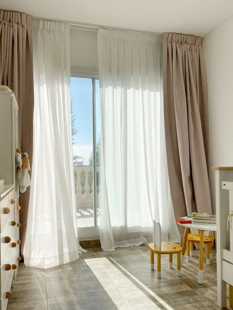"Un error muy común suele ser elegir las cortinas al final, sin pensar en su impacto espacial", advierte Constanza Delgado. 
