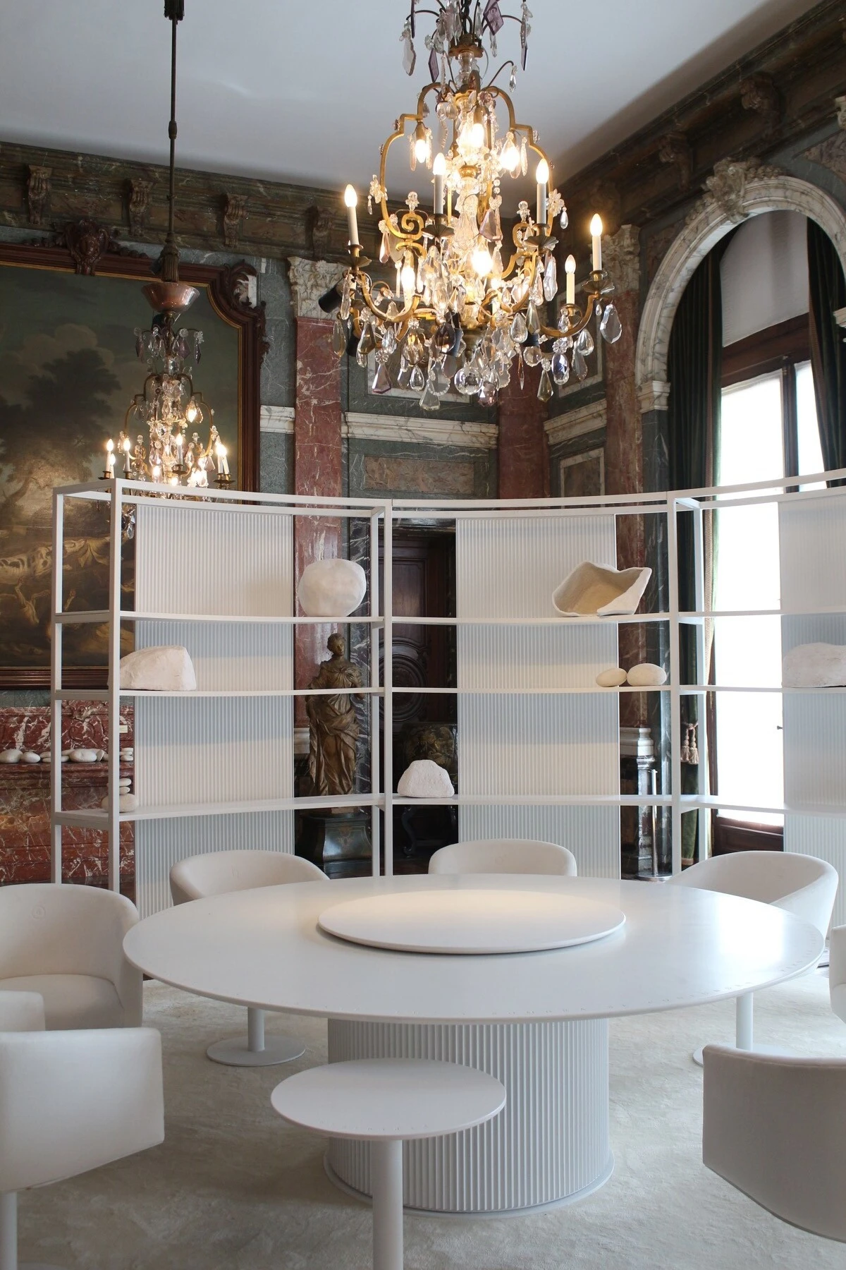 Vista en primer plano del comedor de Laura O en en MNAD. 