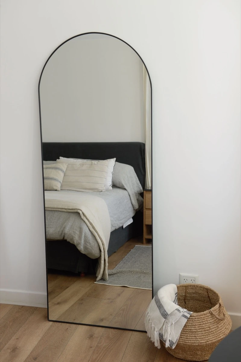 Los pisos de madera y los muebles en acabado natural refuerzan la sensación de calidez.