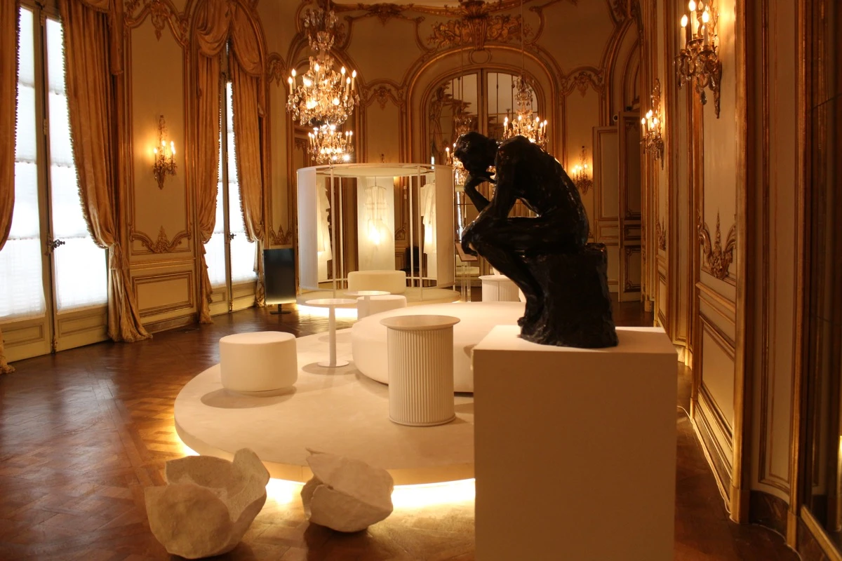 la célebre figura de “El pensador” de Auguste Rodin que concentra la tensión del espacio.  