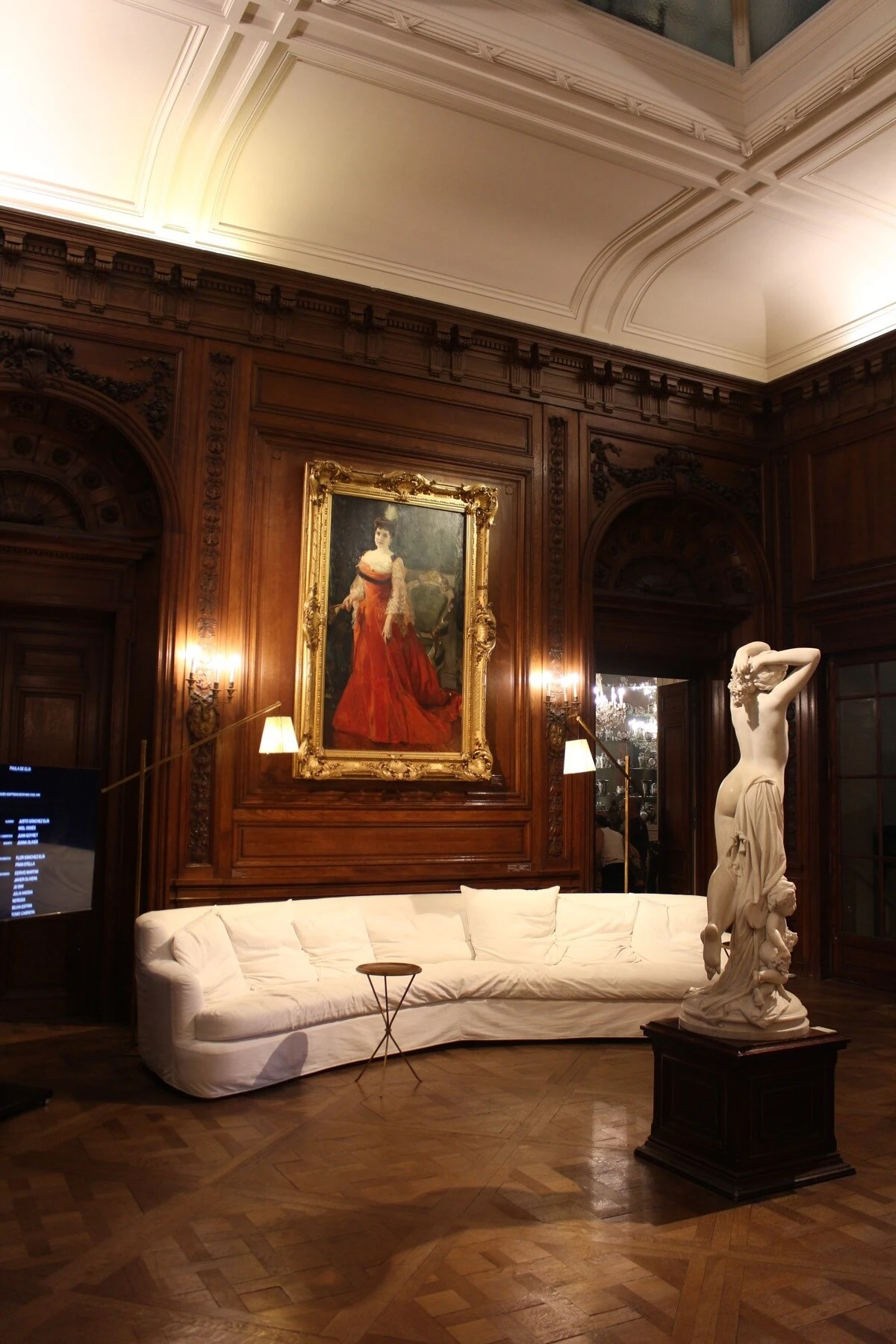 Laura Orcoyen concibió especialmente la muestra para intervenir el Palacio Errázuriz.