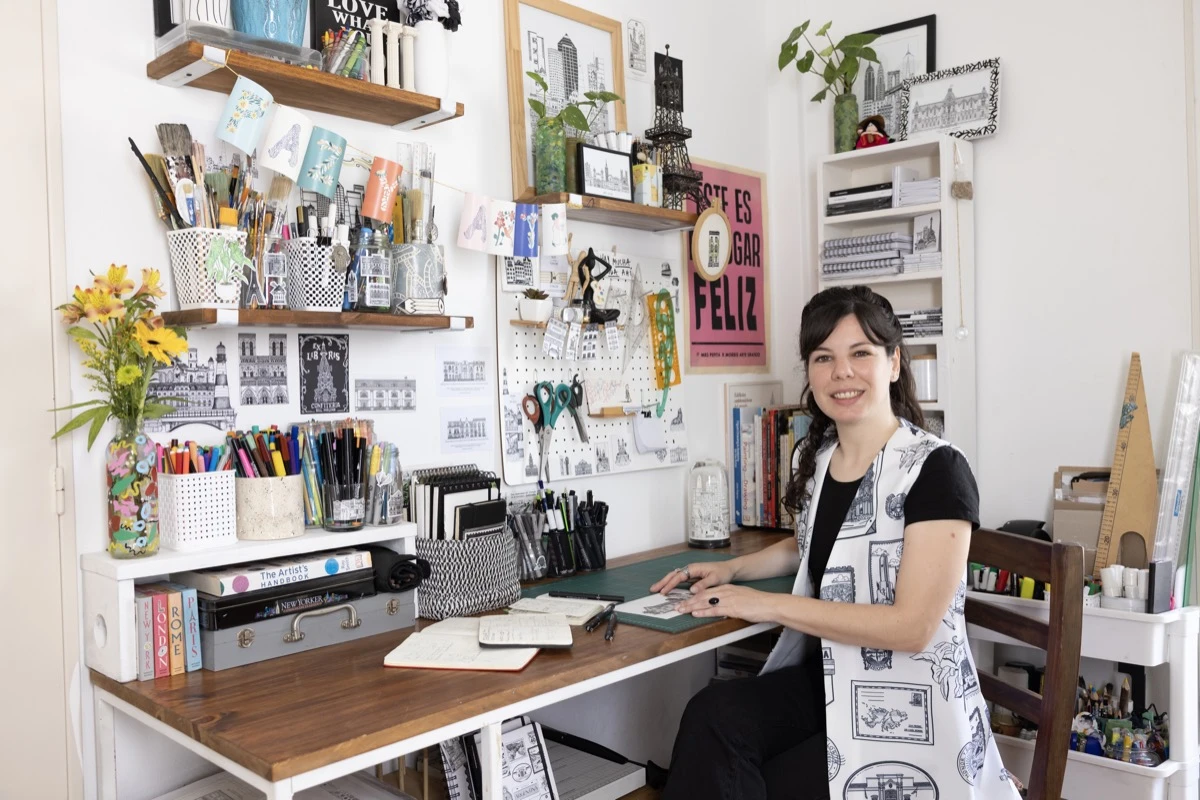 Mariel Ros dibuja ciudades, edificios, monumentos y fachadas desde su estudio en su casa. 