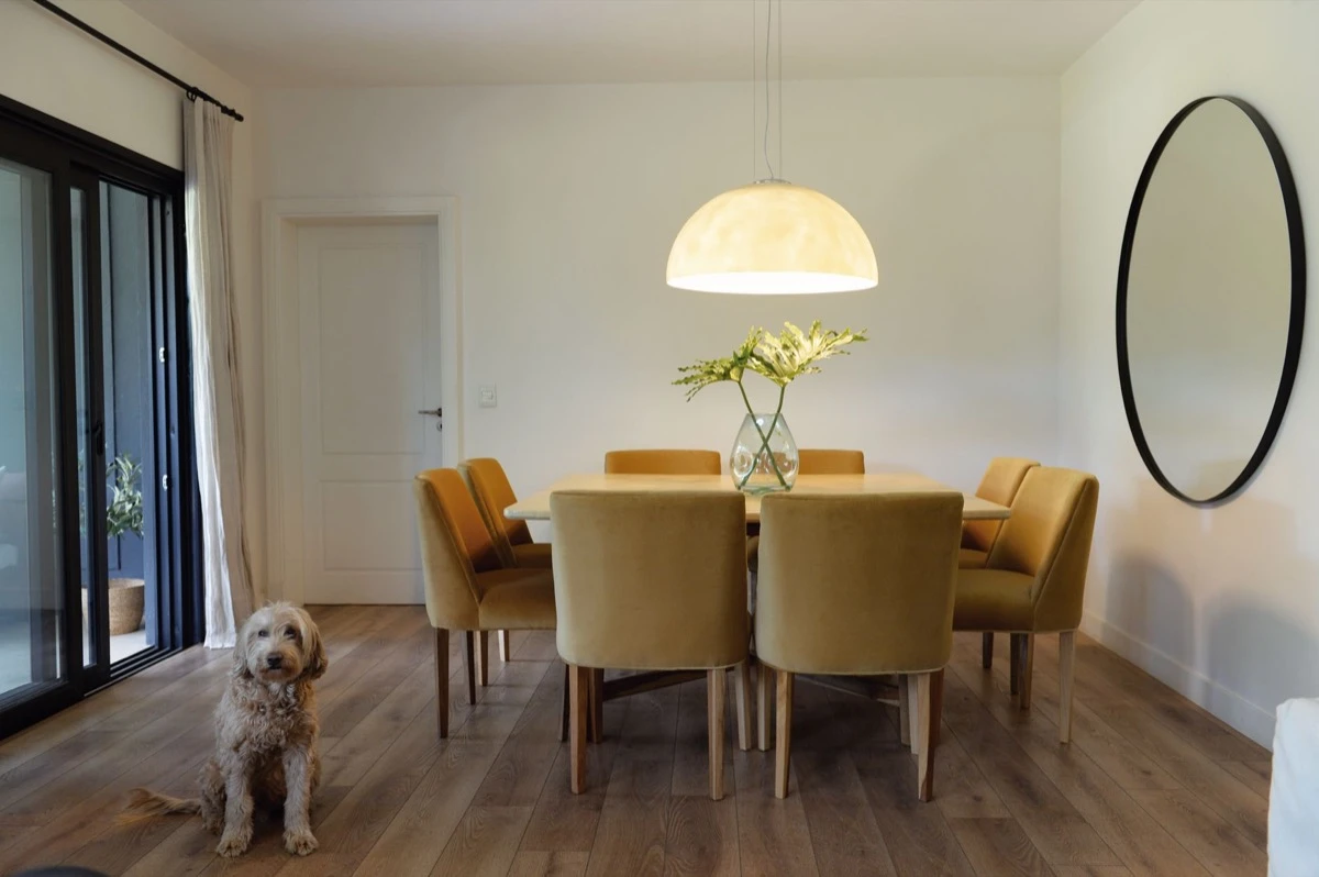 El comedor resume la cálida elegancia del hogar "pet friendly" ideado por Valeria Sala.