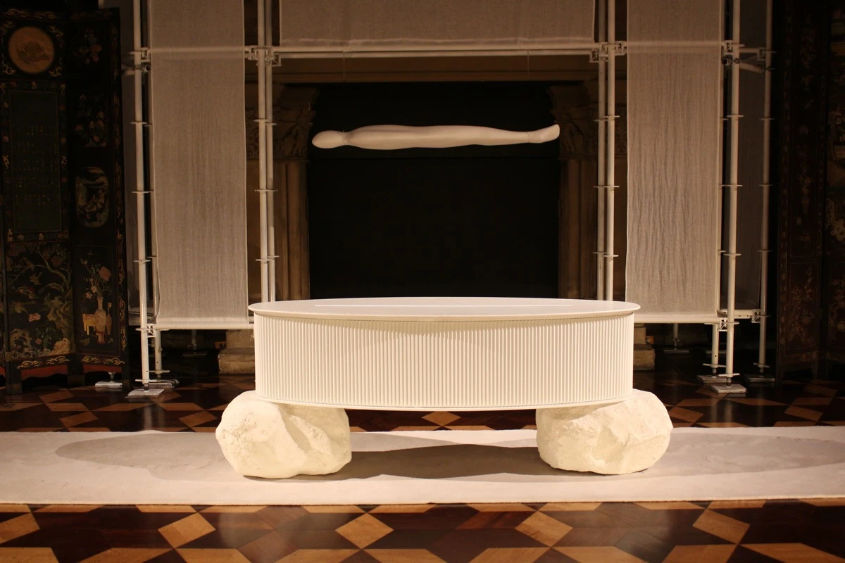 “El fin es el principio”, revelada en un impactante ataúd blanco —el Cajón O— 