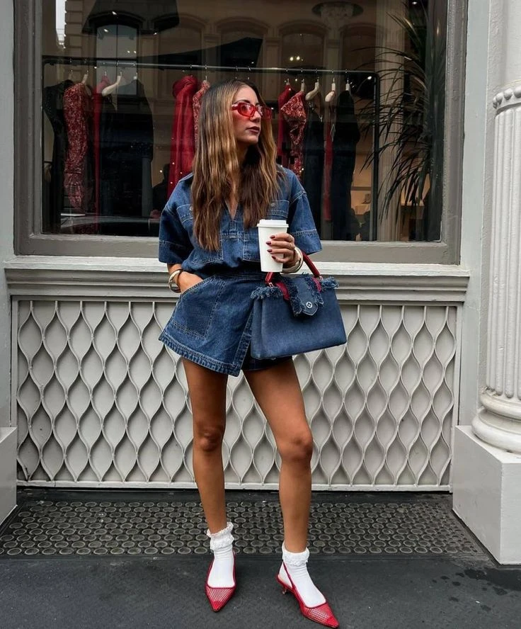 Un total denim siempre queda cool.