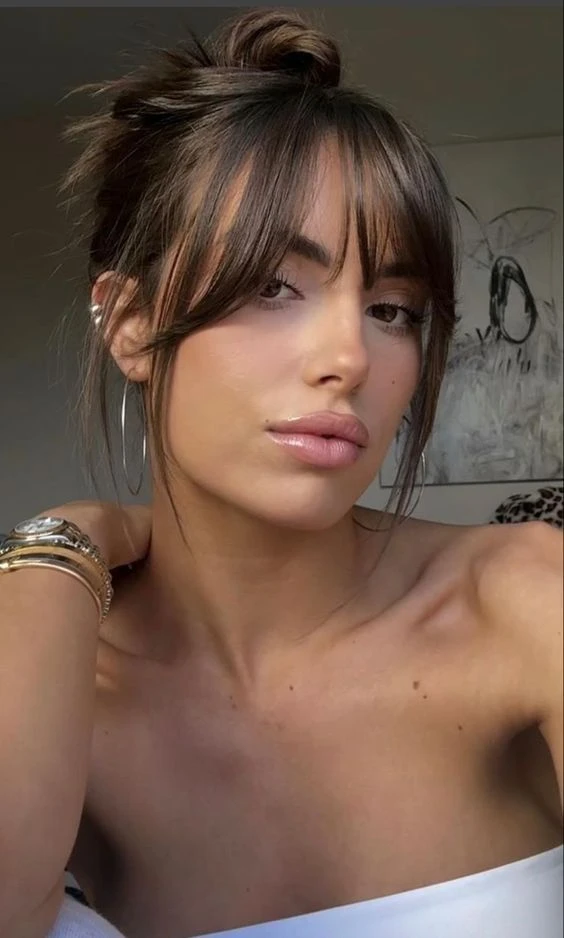 El relaxed bangs tiene un flequillo descontrecturado.