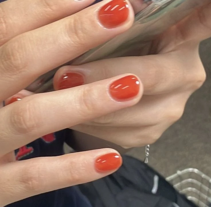 Esmalte de tomate la manicura japonesa más naíf y chic del momento