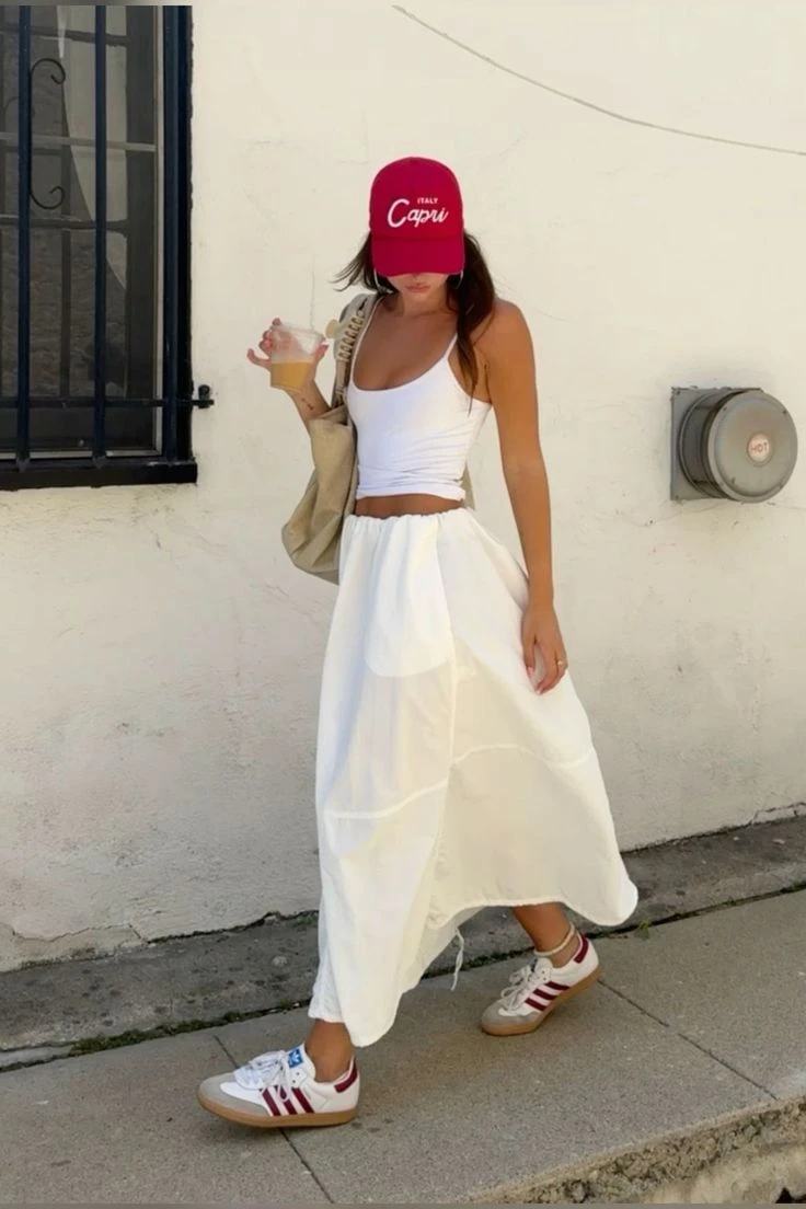 La pollera blanca es el comodín del verano: del look de oficina a las noches de fiesta