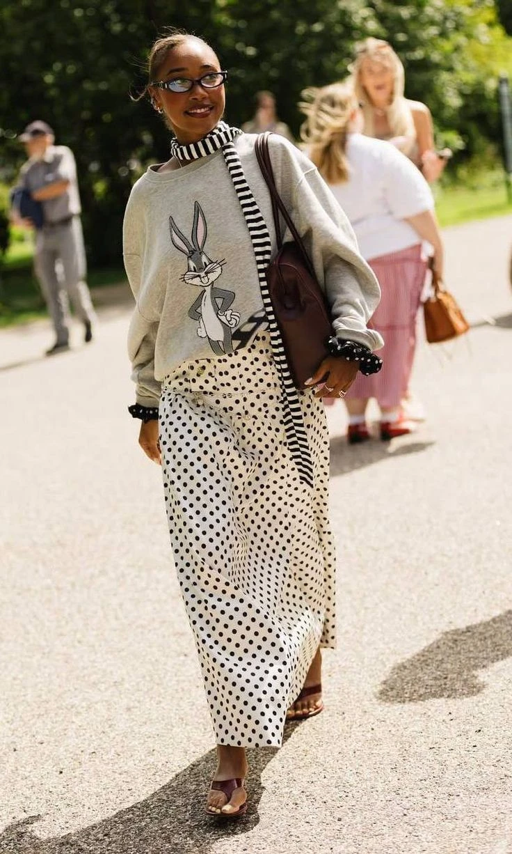 Tesoros del placard heredado que funcionan perfecto en clave miss & no match
Una de las grandes fortalezas de esta tendencia es que habilita mirar el placard propio —y también el familiar— con otros ojos. Prendas de otras temporadas, o incluso piezas que fueron de mamá o de la abuela, encuentran una nueva vida cuando se combinan sin buscar coherencia clásica.
Algunos ítems a los que conviene prestar atención:
Blazers y sacos sastreros de hombros marcados o cortes rectos, ideales para llevar con shorts, vestidos livianos o tops minimalistas.
Camisas amplias, blancas, rayadas o con estampas suaves, que funcionan abiertas sobre un vestido o anudadas con prendas más actuales.
Polleras midi o largas, incluso las que parecen “formales”, combinadas con remeras básicas o sandalias planas.
Carteras estructuradas o accesorios de otra época, que suman contraste inmediato a looks relajados de verano.
En el universo miss & no match, estas piezas no se usan para “volver al pasado”, sino para crear combinaciones nuevas, personales y actuales, donde la historia de la prenda suma carácter sin dominar el look.