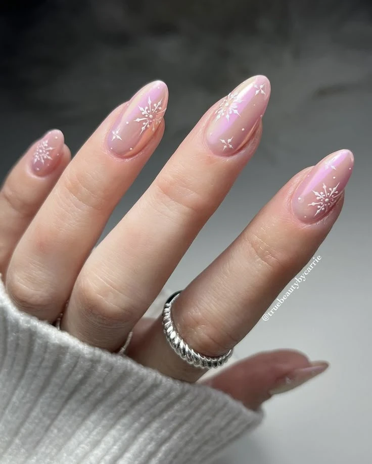 Snow nails: el diseño de uñas navideñas que también vas a usar en verano