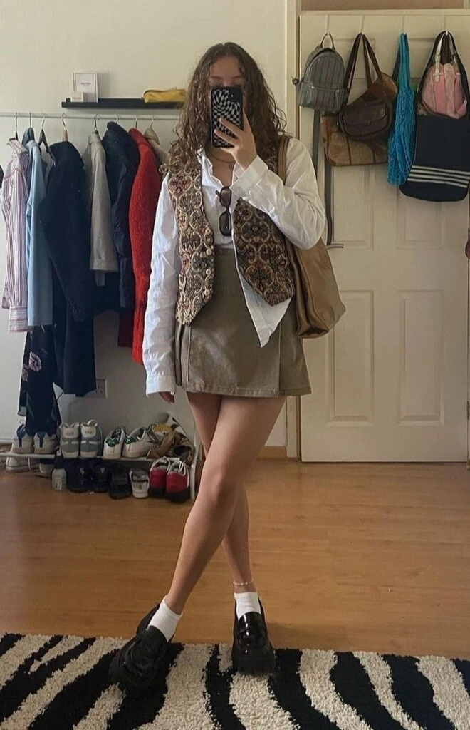 La camisa blanca es la protagonista de esta tendencia.