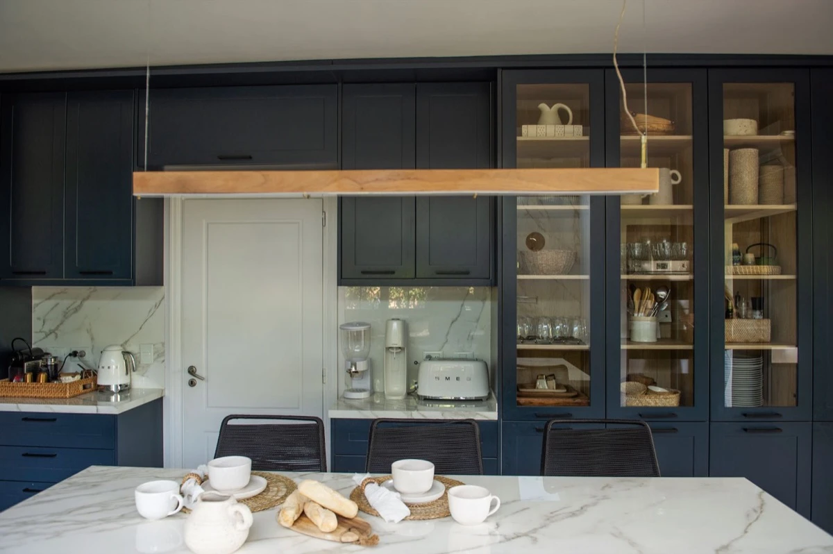 Los muebles laqueados en gris grafito con herrajes negros, aportan sobriedad y elegancia