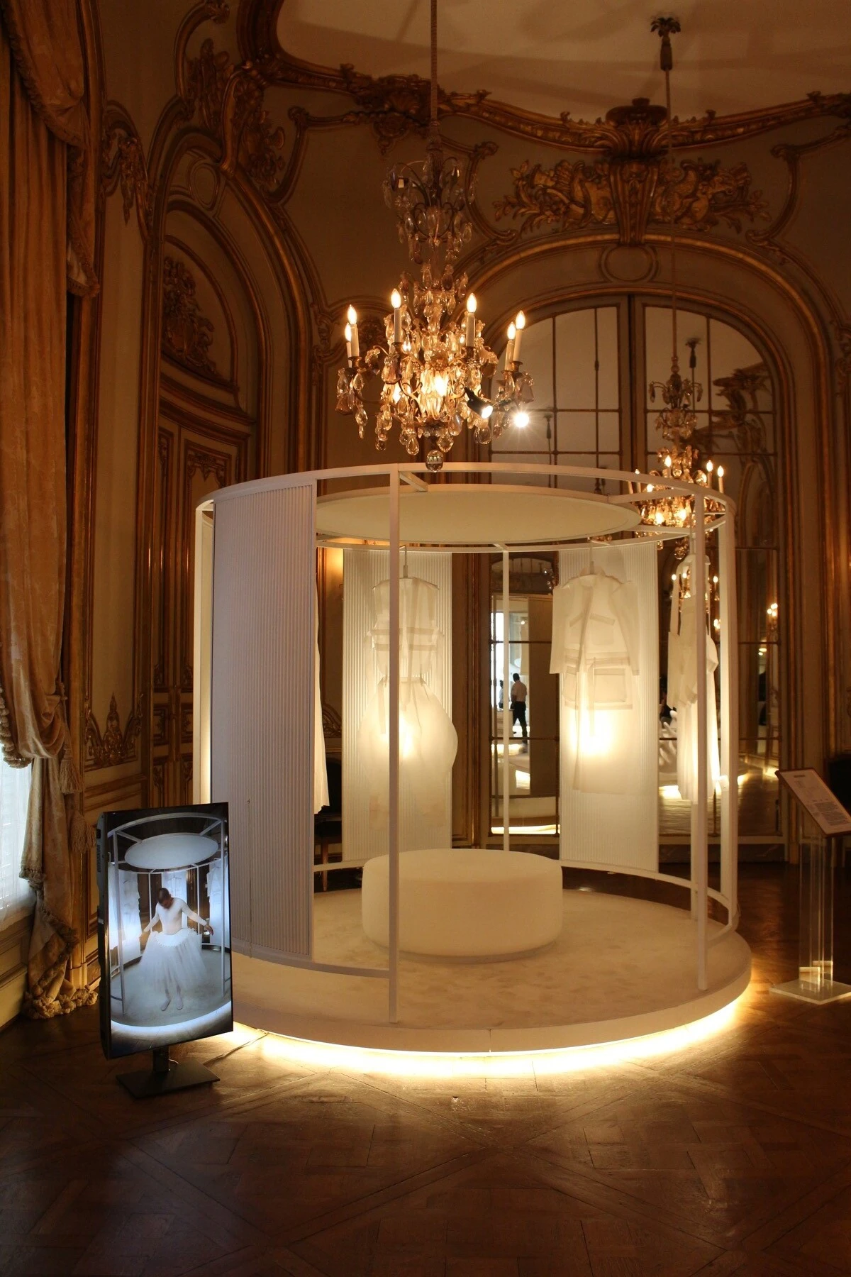 El Vestidor circular de Laura Orcoyen con prendas de Esmeralda Escasany.