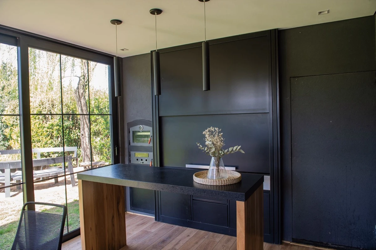 La parrilla quedó integrada a la cocina y el comedor diario