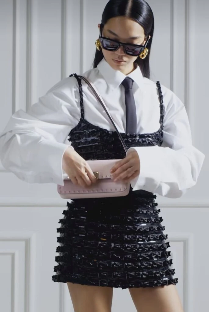 Los accesorios siempre elevan el outfit.