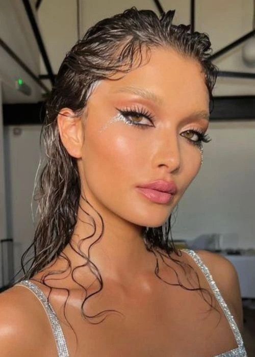 El wet hair es un peinado relajado y original.