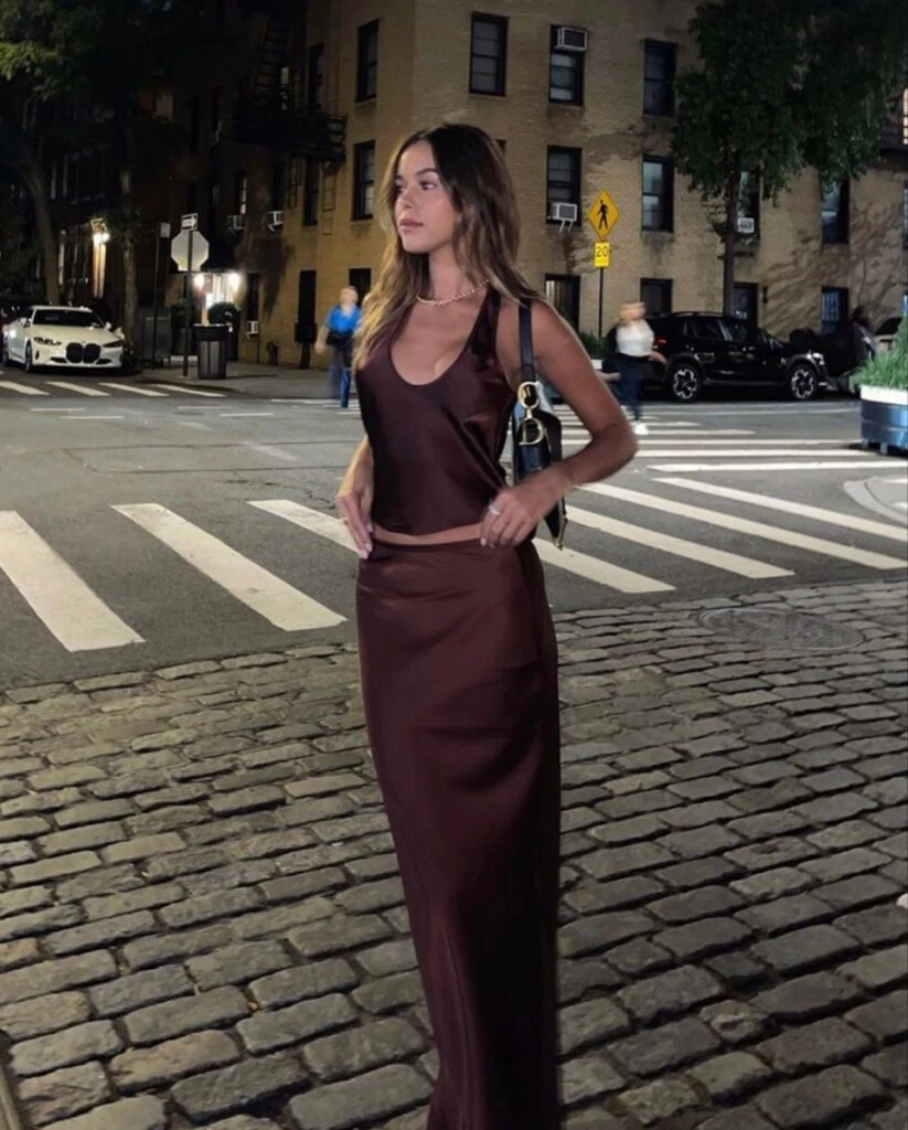 El sade girl impone en el street style.