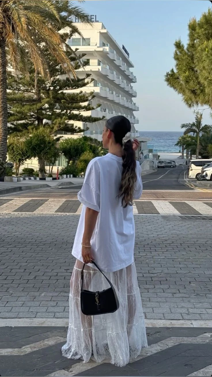 La pollera blanca es el comodín del verano: del look de oficina a las noches de fiesta