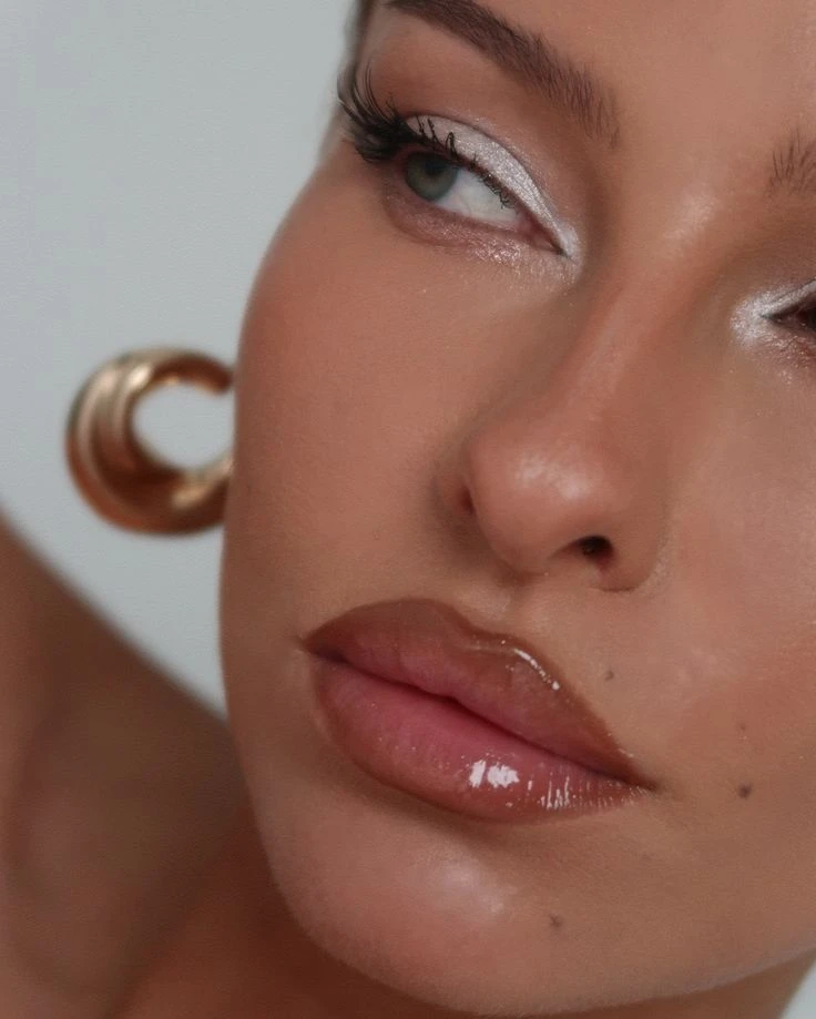 Cloud Dancer: así llega el pantone 2026 a tu make up, tus uñas y tu pelo