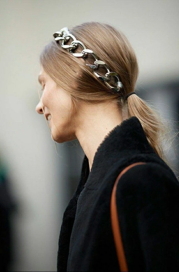 El secreto europeo que transforma tus peinados básicos en el look más chic