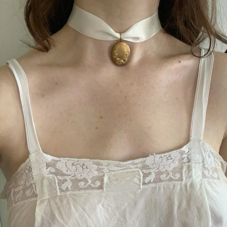 Los accesorios complementan el look.