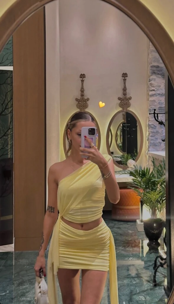 Un look en amarillo atrae abundancia.