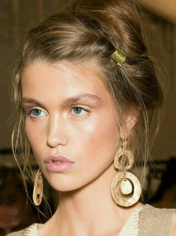 El secreto europeo que transforma tus peinados básicos en el look más chic