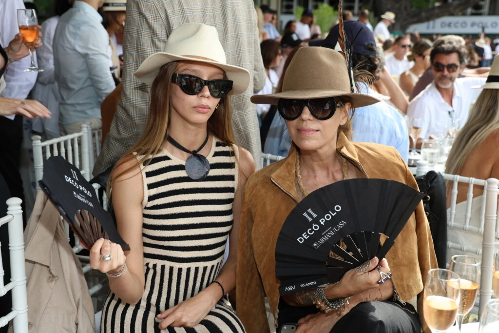 Moira Berntz y Naná Gallardo viviendo la final de polo en Decó Polo