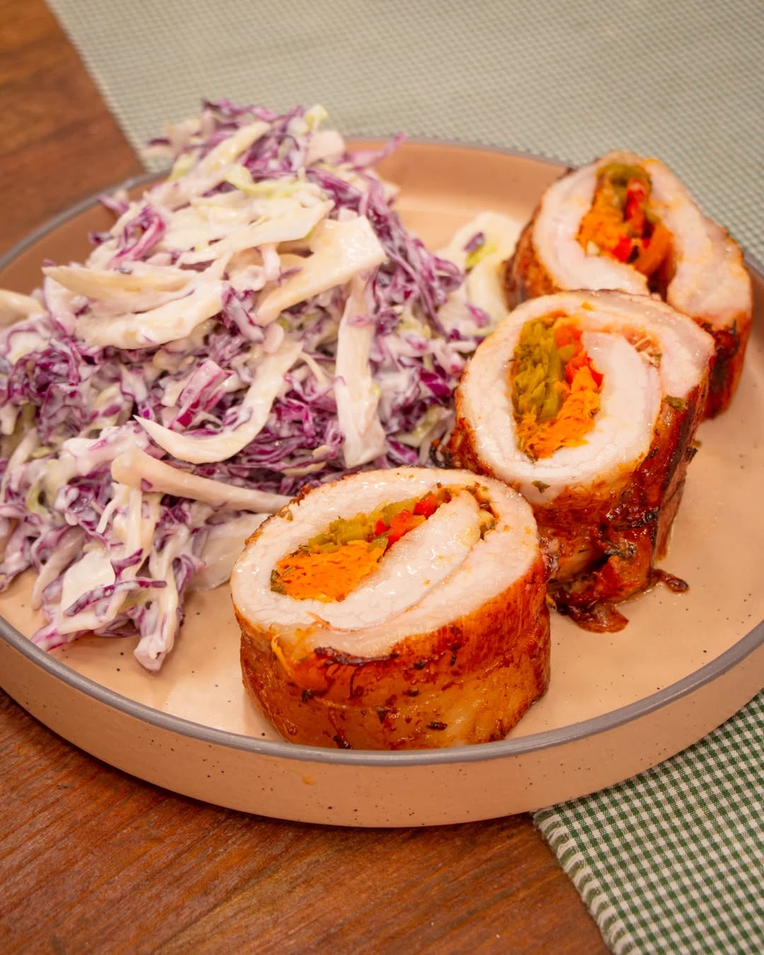 Matambrito de cerdo relleno con ensalada