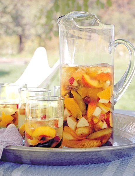 Clericó blanco con durazno y arándanos: la receta del trago ideal para sorprender a tus invitados en estas fiestas

