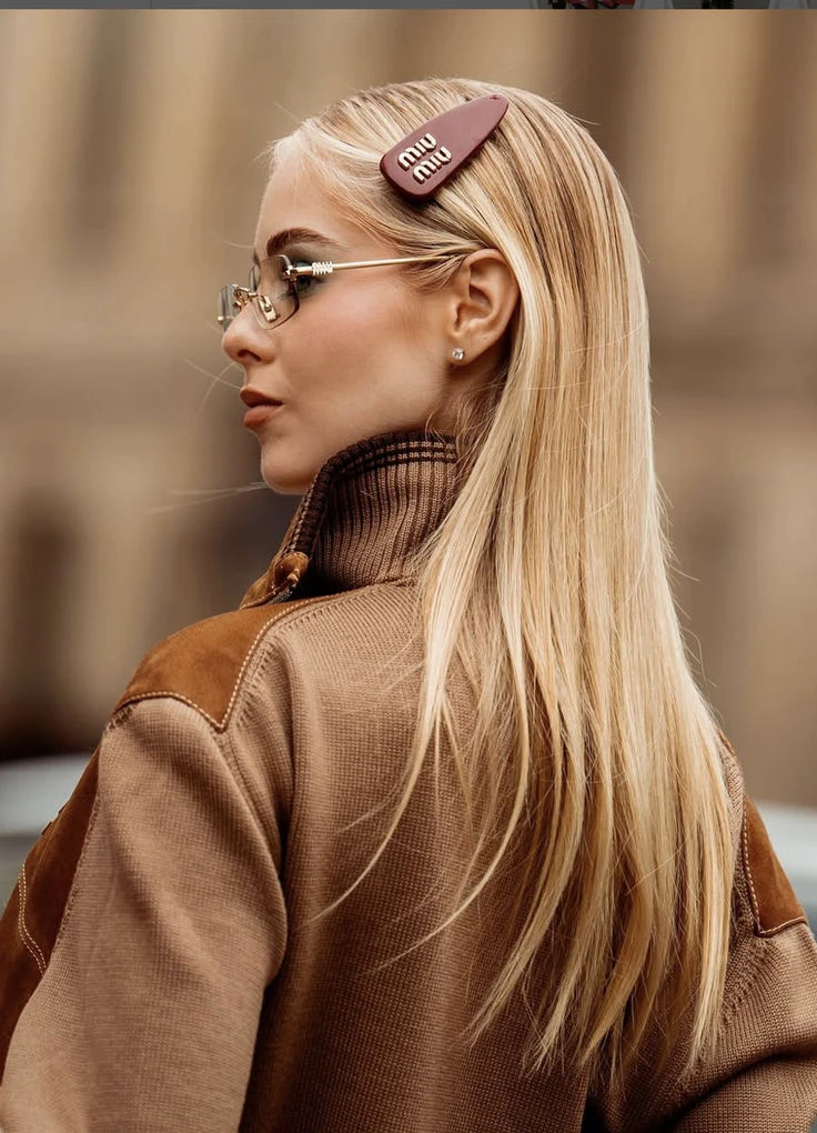 El secreto europeo que transforma tus peinados básicos en el look más chic