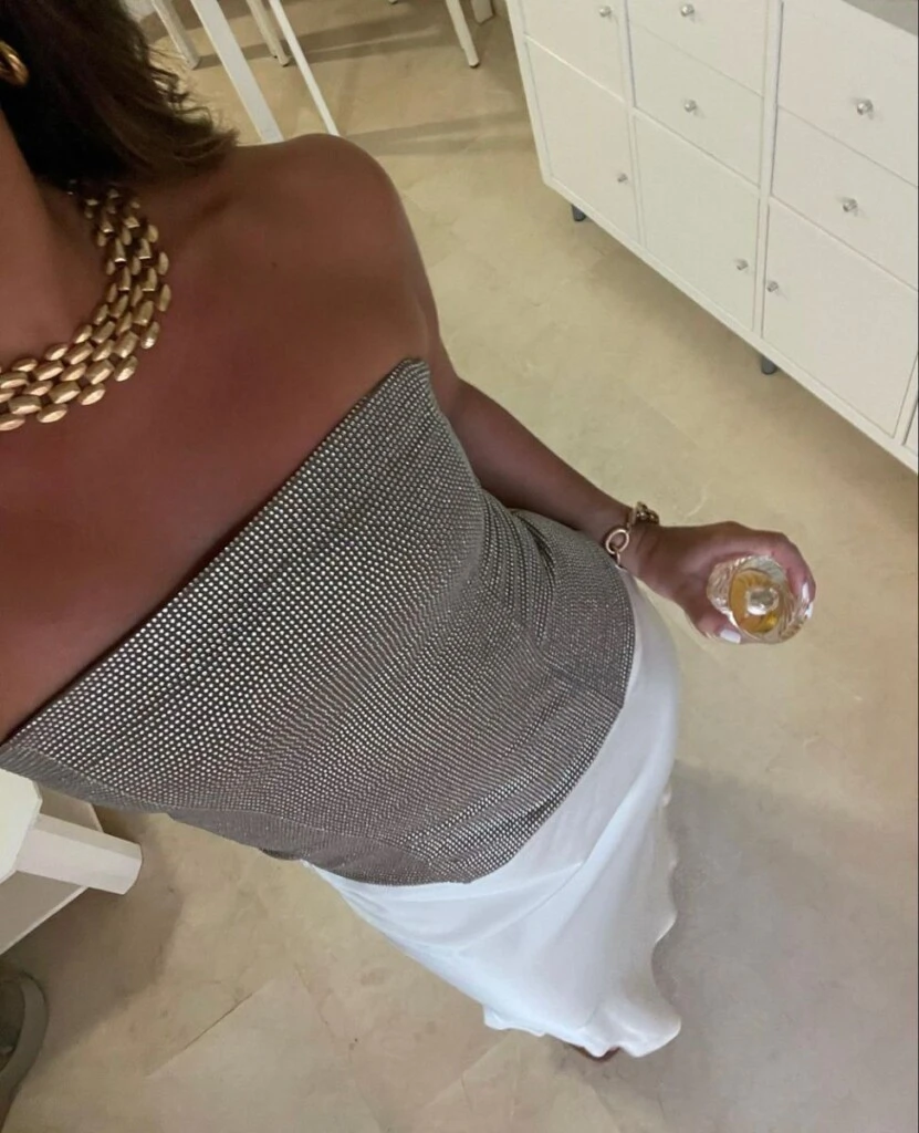 Los accesorios siempre levantan el outfit.