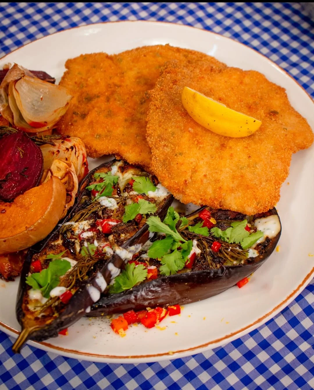 Milanesas de cerdo con verduras al horno