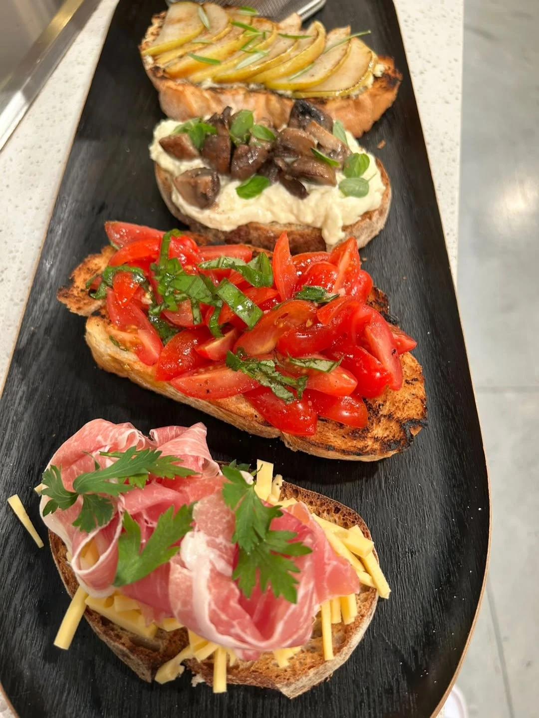 Bruschettas y faina frita 🤤