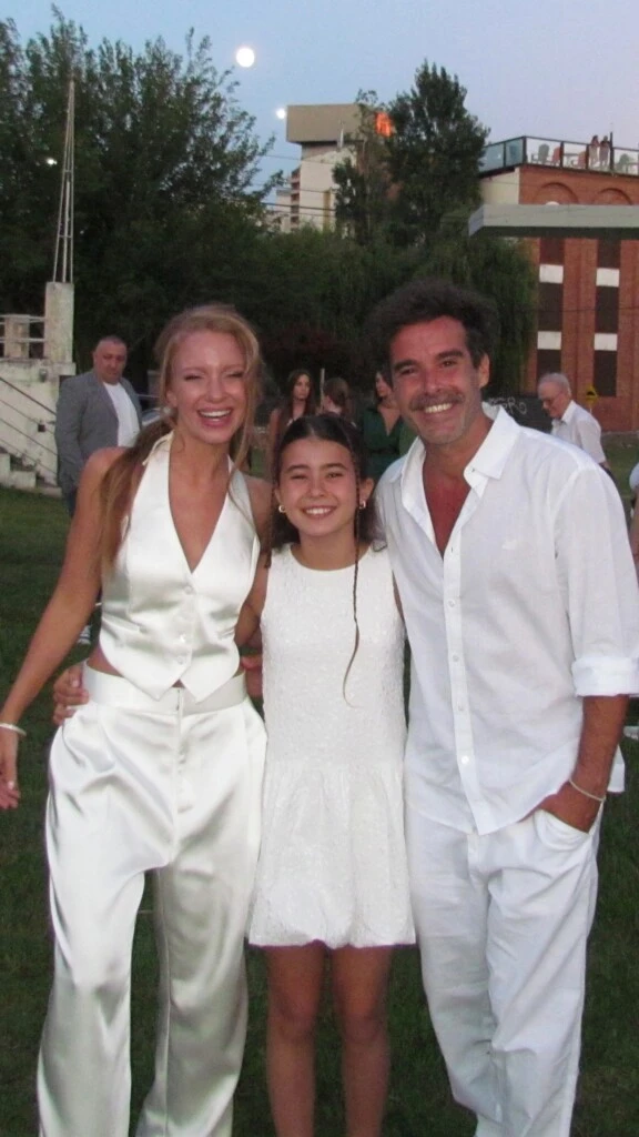 El look romántico de Rufina Cabré en la boda de su papá: vestido balloon y mini trenzas