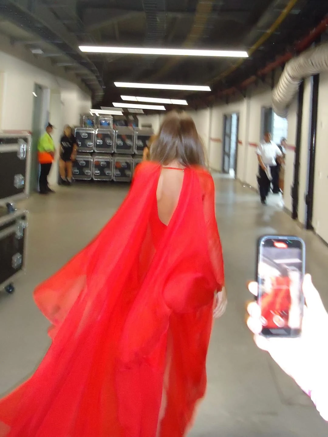 Pampita sorprendió en el show de María Becerra en River con un vestido rojo diseñado por Marcelo Giacobbe y se llevó todas las miradas.
