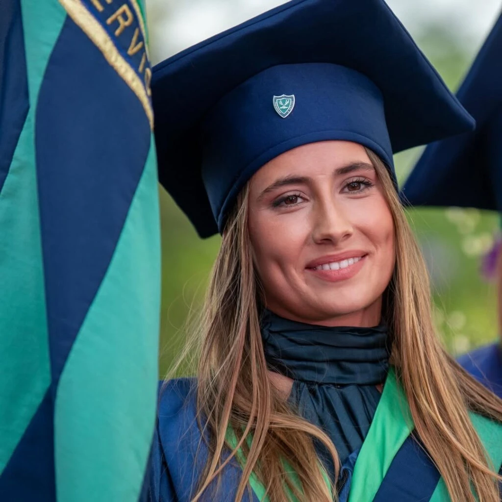 El emotivo egreso de Francesca, la hija mayor de Ivana Saccani y Sebastián Estevanez