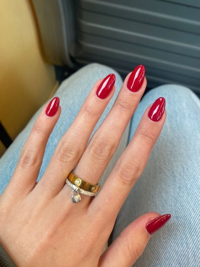 Las uñas rojas funcionan para atraer amor.