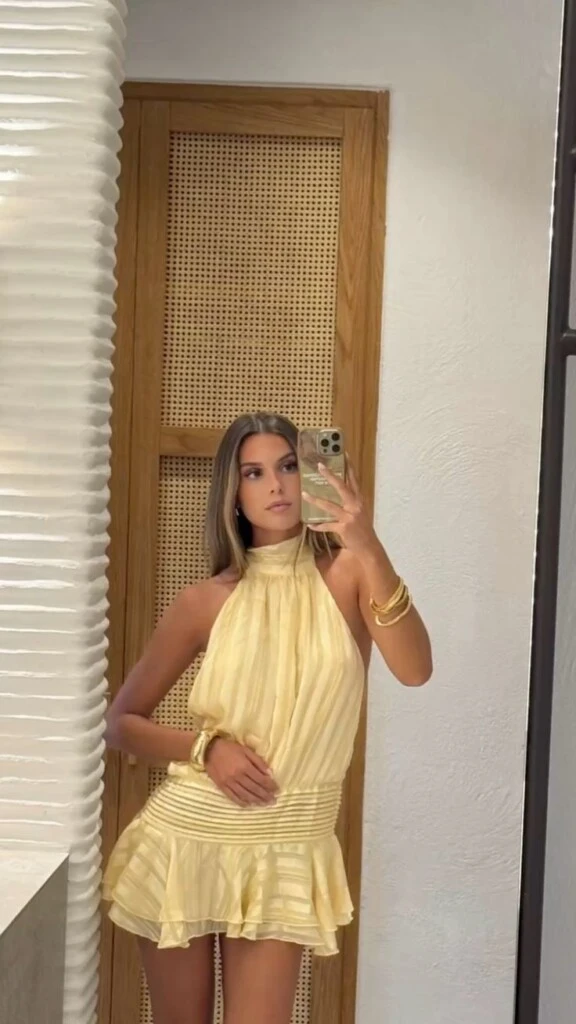 Un look en amarillo atrae dinero.