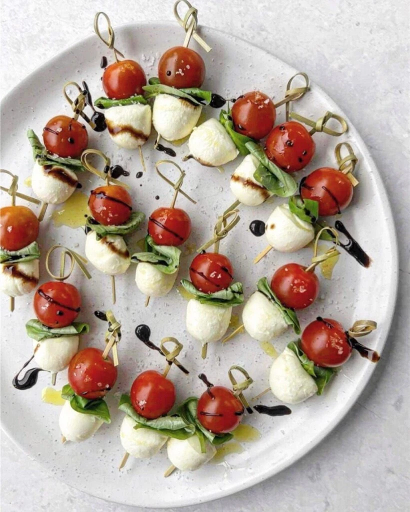 Pinchos caprese navideños: la receta fácil y fresca para tus fiestas