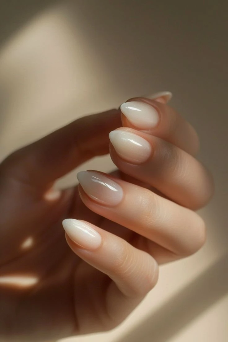 Cloud Dancer: así llega el pantone 2026 a tu make up, tus uñas y tu pelo