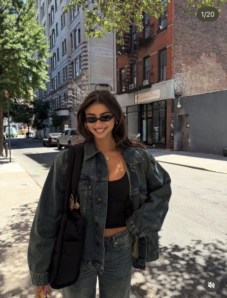 Un total denim siempre queda cool.