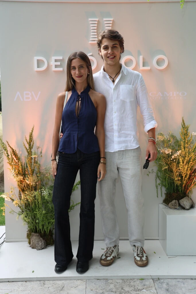 Benicio Gravier con su novia en la final de la Triple Corona en Decó Polo
